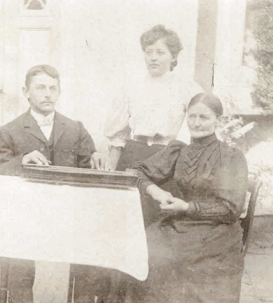 Ida Clara Minna Bohne mit Sohn Reinhard und Tochter Elsa Johanna.