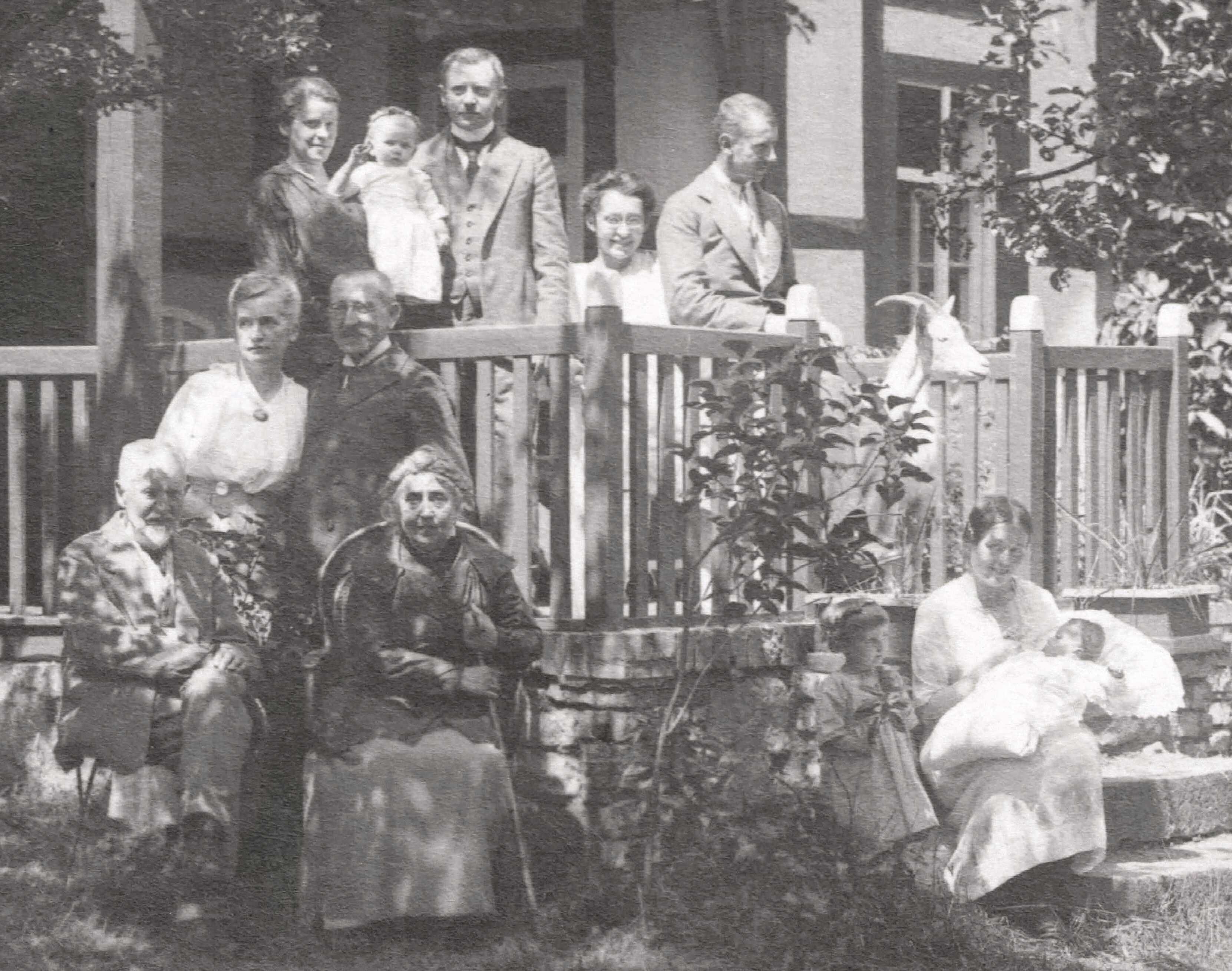Familie Schneider/ Müller in Kamenz, Gartenscene 1923.