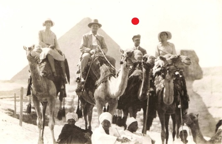 Herbert Schneider in den 30-iger Jahren vor den Pyramiden von Gizeh.