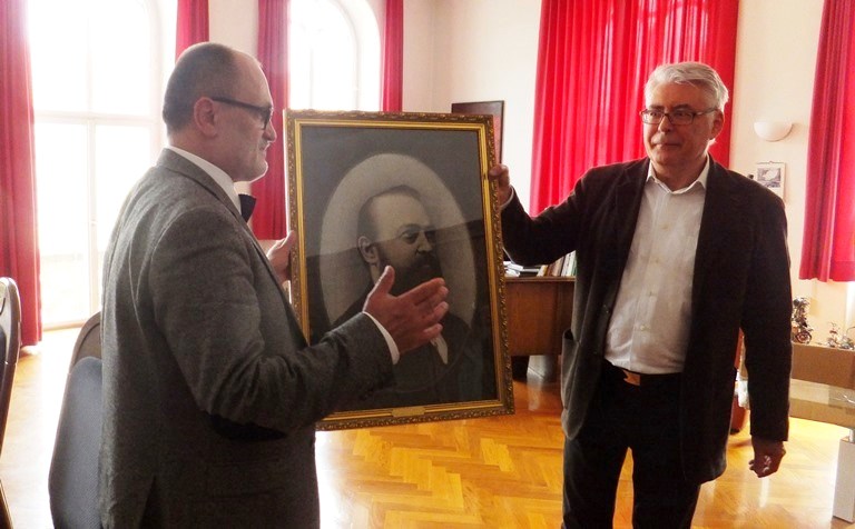 Portrait Oskar Müllers, Kamenz - Übergabe an Oberbürgermeister Dantz durch Joachim Richter und Detlef Lippert