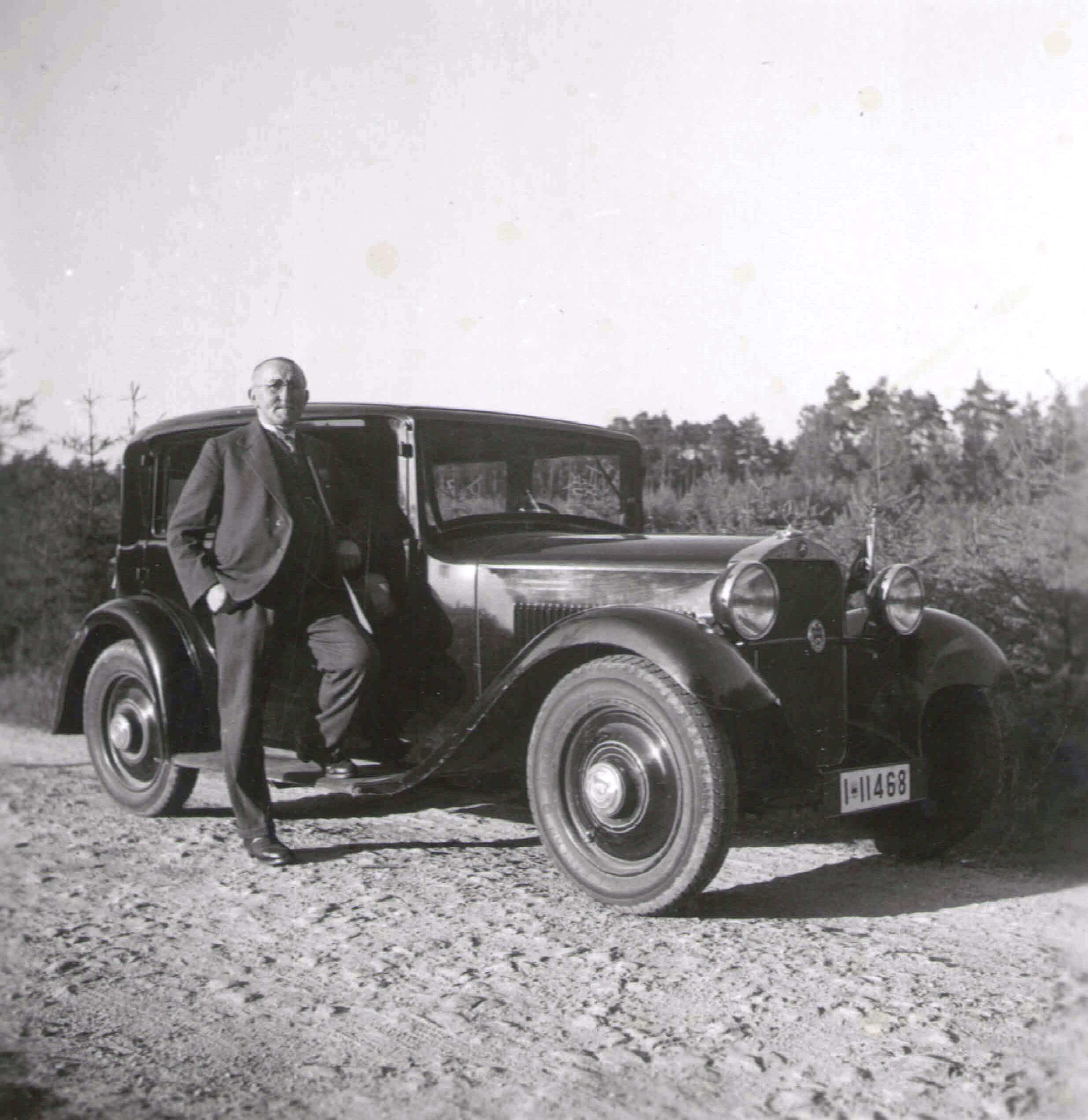 Traugott Georg Müller mit Limousine 1930, Tuchfabrikant Kamenz in Sachsen.